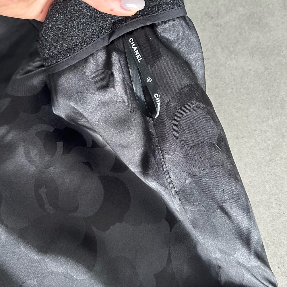 CHANEL Elegant Black Men's Shorts - Picture 6 of 8